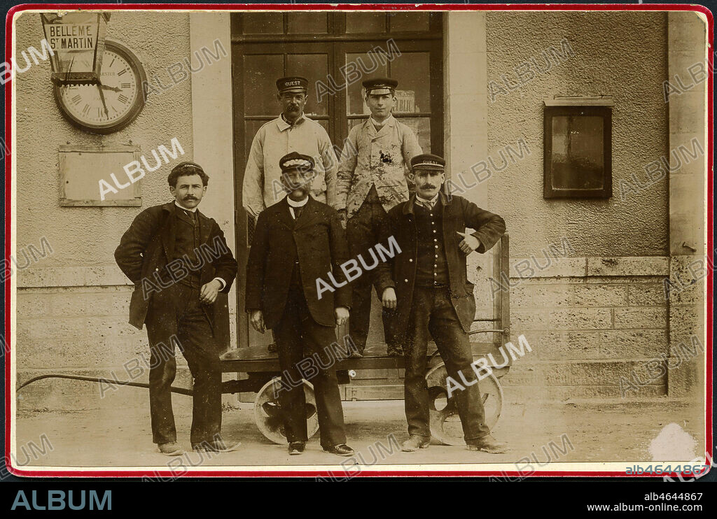 Cheminots devant une gare. Photographie anonyme vers 1910. Credit : Collection IM/KHARBINE-TAPABOR.