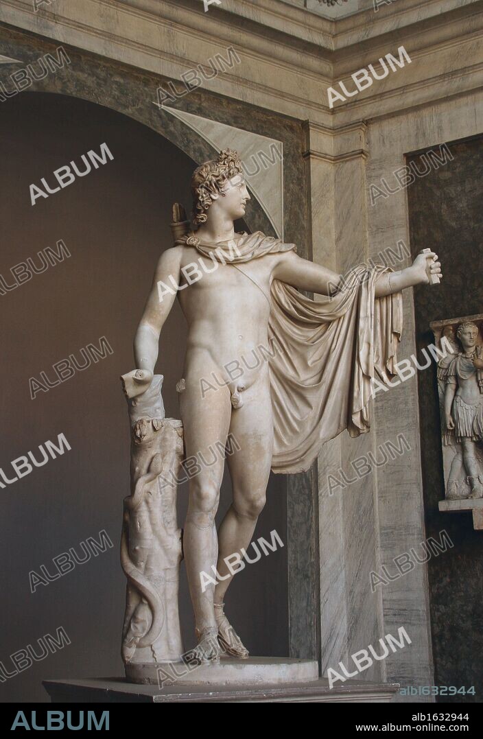 ARTE GRIEGO. APOLO DEL BELVEDERE. Copia romana de un original griego en bronce del s. IV a. C. La escultura tenía seguramente un arco en su mano izquierda y en la derecha una rama de laurel. Obra atribuida a LEOCARES. Museos Vaticanos. Roma. Italia.