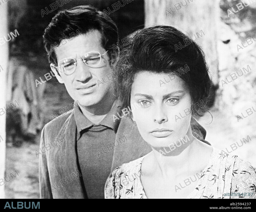 JEAN-PAUL BELMONDO and LOREN SOPHIA / LOREN SOFIA 1934/. JEAN-PAUL BELMONDO and SOPHIA LOREN in TWO WOMEN, 1960 (LA CIOCIARA), directed by VITTORIO DE SICA. Copyright EMBASSY PICTURES.