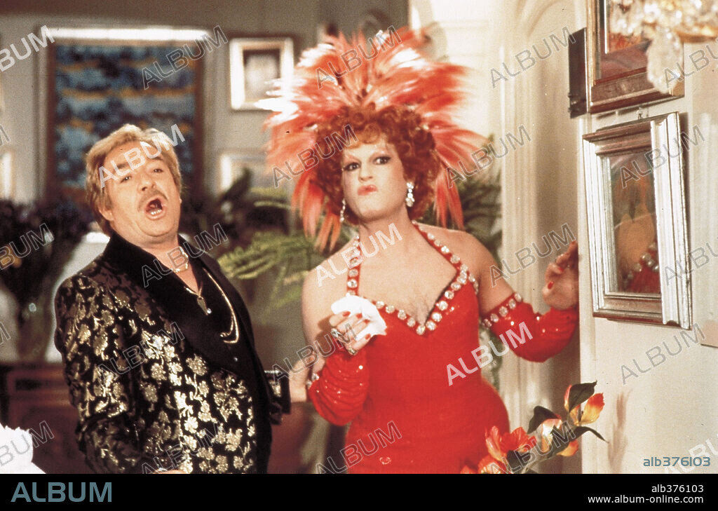 MICHEL SERRAULT y UGO TOGNAZZI en VICIOS PEQUEÑOS, 1978 (LA CAGE AUX FOLLES), dirigida por EDOUARD MOLINARO. Copyright UNITED ARTISTS/PAA/DA MA.