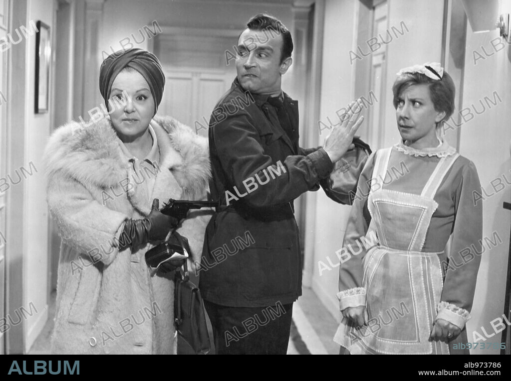 GRACITA MORALES y TONY LEBLANC en MI NOCHE DE BODAS, 1961, dirigida por TULIO DEMICHELI. Copyright SUEVIA FILMS.