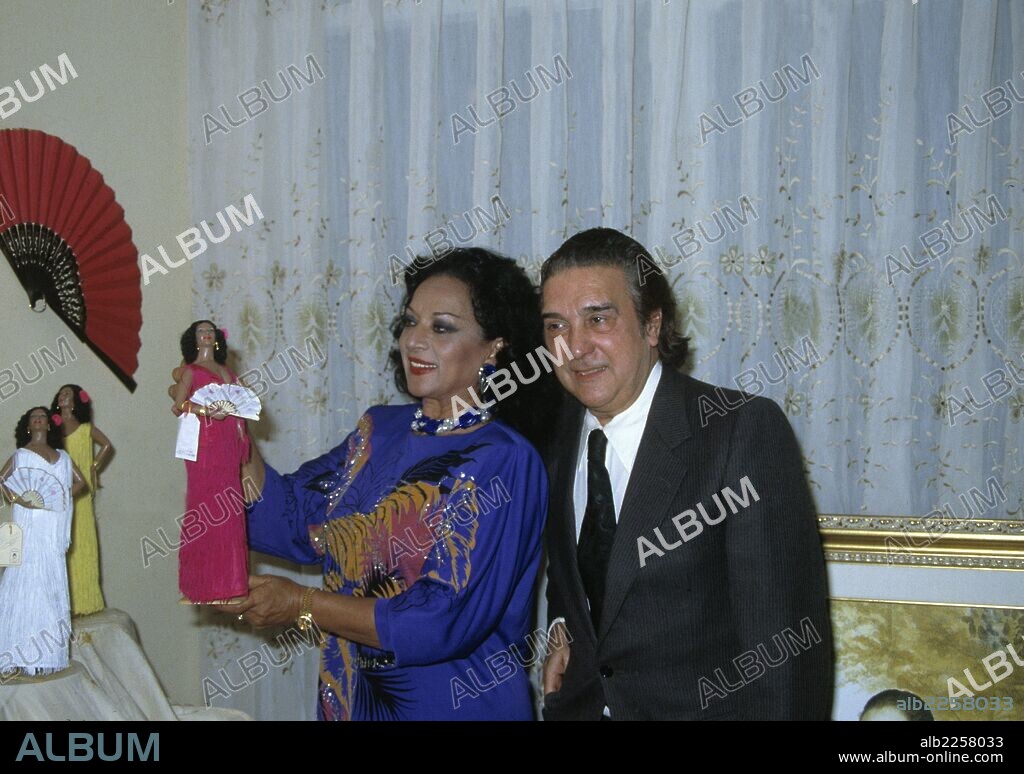 FLORES, LOLA. ACTRIZ Y CANTANTE ESPAÑOLA. JEREZ DE LA FRONTERA 1925-1995. JUNTO A SU MARIDO ANTONIO GONZALEZ , EL PESCAILLA, EN SU CASA DE MADRID. AÑO 1983.