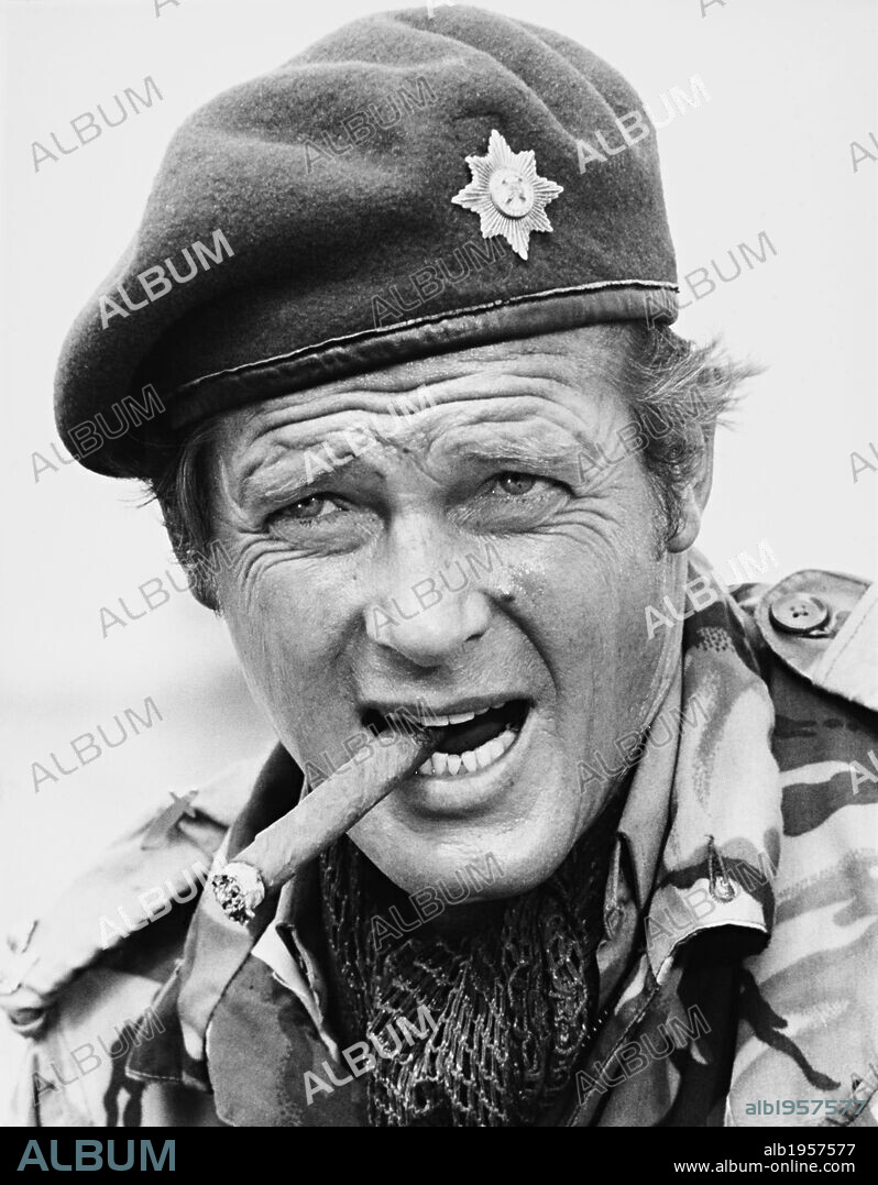 ROGER MOORE en PATOS SALVAJES, 1978 (THE WILD GEESE), dirigida por ANDREW V. MCLAGLEN. Copyright RANK.