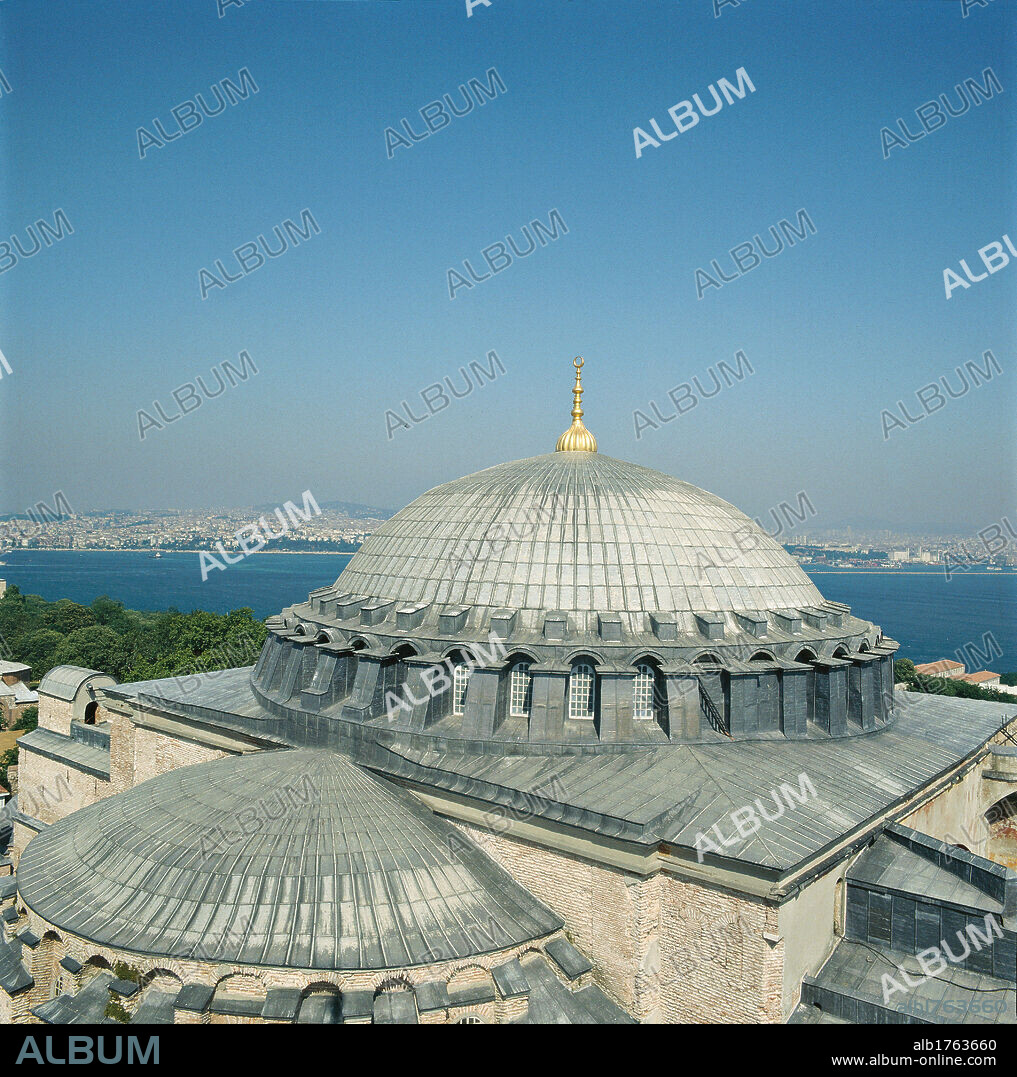 Haghia Sofia Basilica, by Isidore of Miletus known as Isidore of Miletus the Older, 532-537 ante, 6th Century,. Turkey, Istanbul, Istanbul, Hagia Sofia Basilica. Detail. Hagia Sophia Basilica exterior seen from the south minaret dome Istanbul, photo 2009.