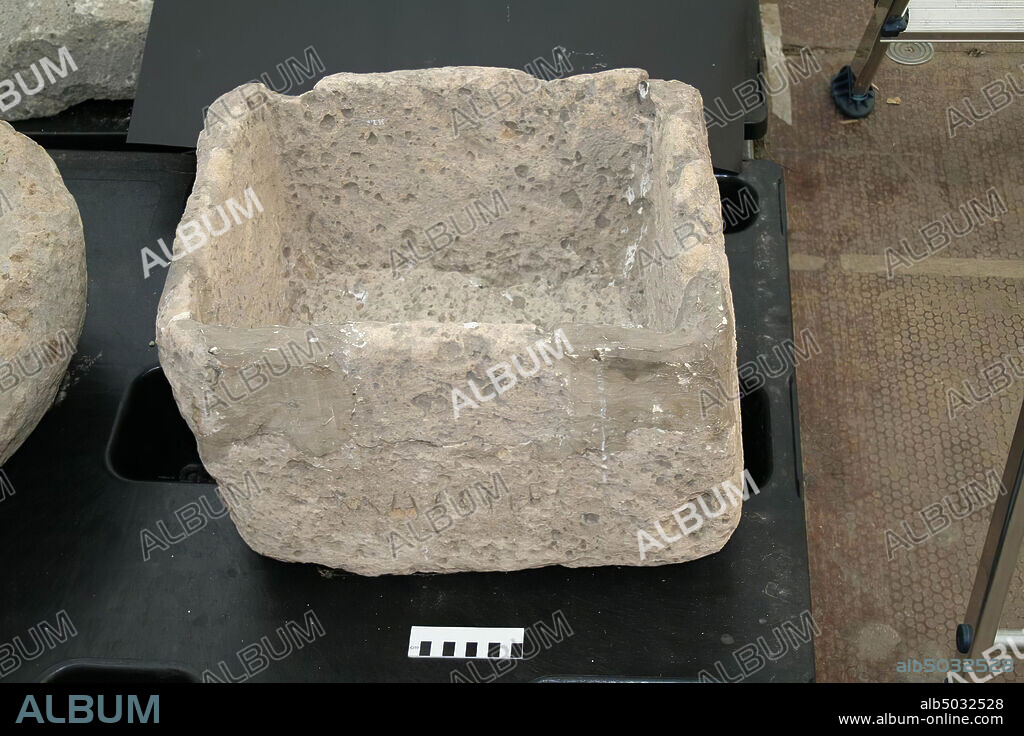Question of tuff with inscription. Bonding and complementing., Askist, stone, tuff, 47 x 38 x 32 cm, roman, Netherlands, Gelderland, Nijmegen, Nijmegen, Hees.