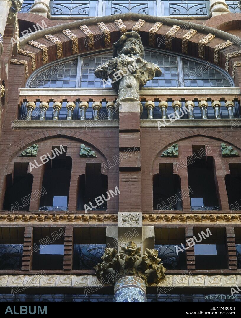 ARTE S. XIX. MODERNISMO. DOMENECH I MUNTANER, Lluís (Barcelona, 1850-1923). Arquitecto catalán. PALAU DE LA MUSICA CATALANA (1905-1908). El edificio más innovador y sorprendente de Domènech i Muntaner. Síntesi de su actividad constructiva. Detalle de la fachada de muros de ladrillo y exaltada decoración. BARCELONA. Cataluña.