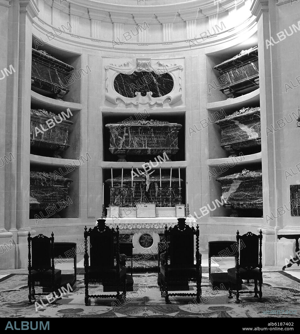 PANTEON DE LOS DUQUES DE ALBA - FOTOGRAFIA EN BLANCO Y NEGRO - AÑOS 60.