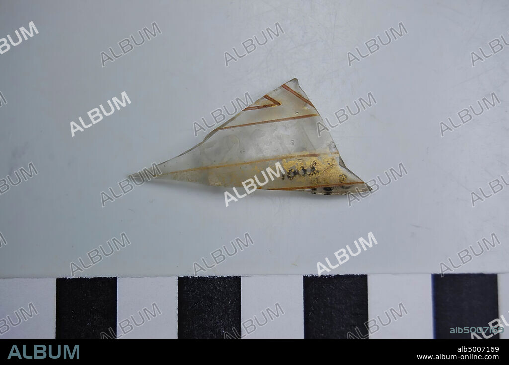 Glass shard with the colors red and gold. Air bubbles in the glass. Old number: 12287., shard, glass, 2 x 4 cm, Roman 50-100, Egypt.