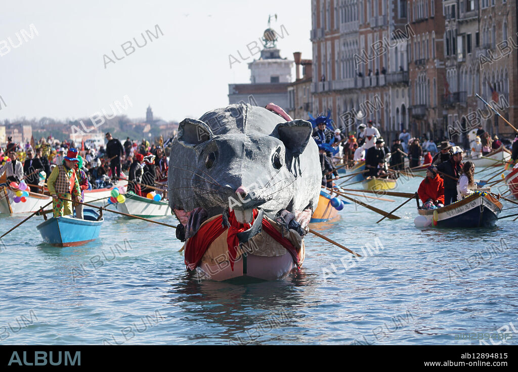 February 16, 2025, Venezia, Italia: La Pantegana gigante in testa al corteo di barche sul Canal Grande, in apertura del carnevale veneziano dedicato al â Tempo di Casanova â, Venezia, 16 febbraio 2025. /// The giant Pantegana at the head of the procession of boats on the Grand Canal, at the opening of the Venetian carnival dedicated to the âTime of Casanovaâ, in Venice, Italy, 16 February 2025. ANSA/ANDREA MEROLA (Credit Image: © ANSA via ZUMA Press).