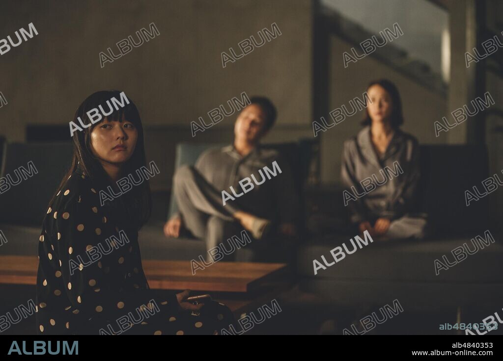 SO-DAM PARK, SUN-KYUN LEE et YEO-JEONG JO dans PARASITE, 2019 (GISAENGCHUNG), réalisé par JOON-HO BONG. Copyright CJ ENTERTAINMENT.