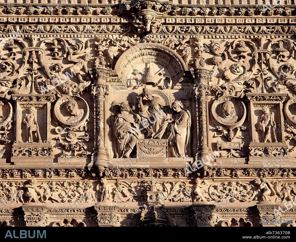 EXTERIOR-DETALLE DE LA FACHADA DE LA UNIVERSIDAD DE SALAMANCA - EL PAPA (BENEDICTO XIII ?) CON CARDENALES -SIGLO XVI.