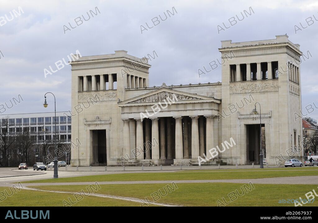 ALEMANIA. MUNICH. Königsplatz (plaza del rey). Vista del los propileos de estilo neoclásico de Leo von Klenze, 1848-1862. Kunstareal ("Barrio del Arte"). Baviera. Europa.