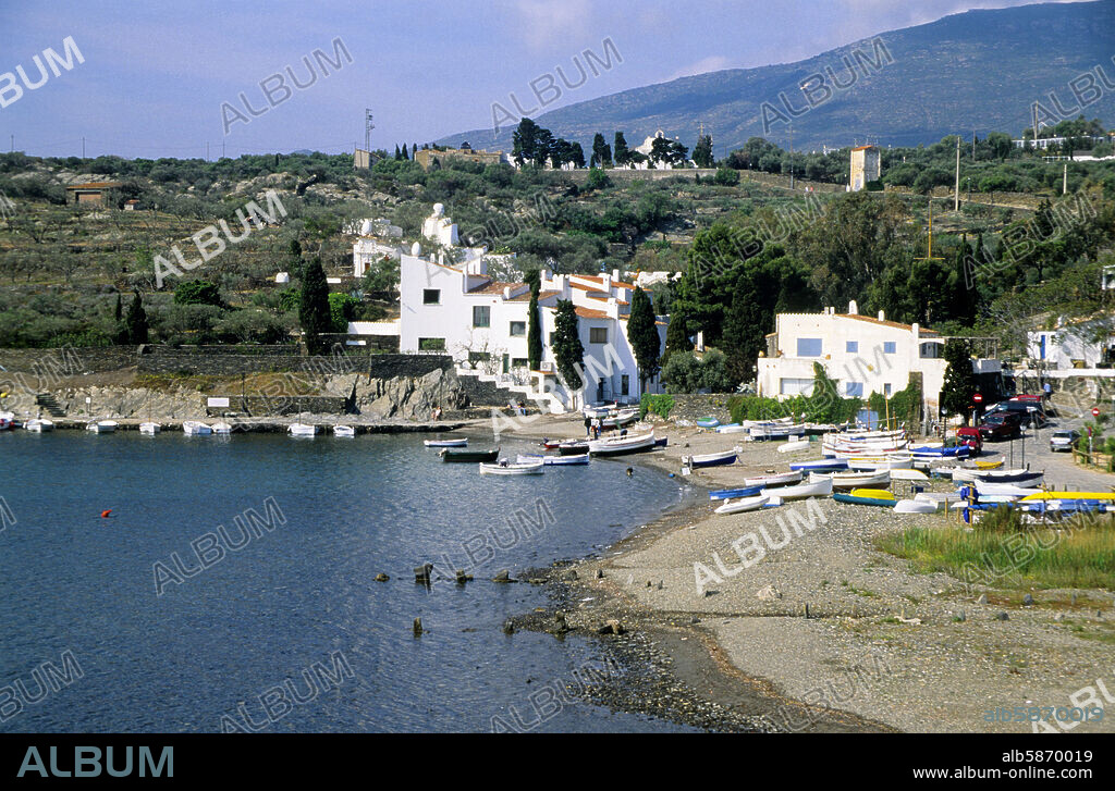 Cadaqués / Port Lligat; playa / platja de Port Lligat y casa museo de Salvador Dalí.