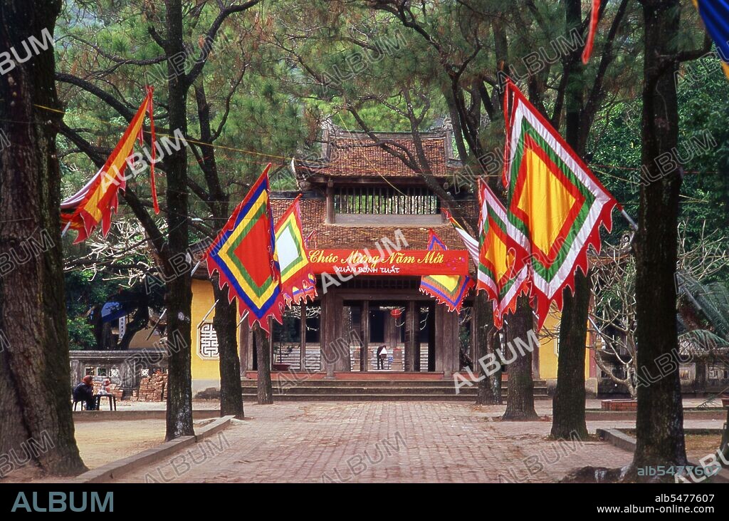 Chua Con Son was a temple built to honour the poet-warrior Nguyen Trai (1380–1442), chief adviser and amanuensis to Le Loi, the general who expelled the Ming Chinese from Vietnam in 1427 and, in 1428, assumed the throne as Emperor Le Thai To.