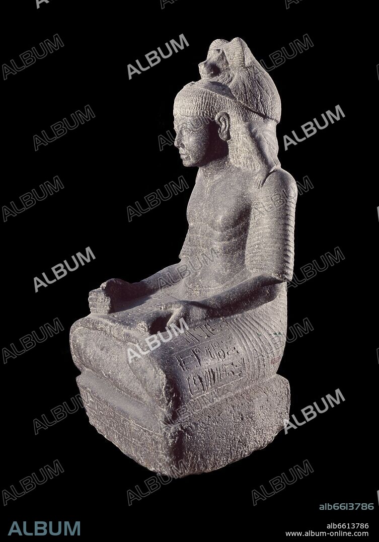 ESCRIBA RAMSES NAKHTU. XX DINASTIA PROCEDE DE KARNAK. GRANITO GRIS. 80 CMS ALTURA. VISTA LATERAL.