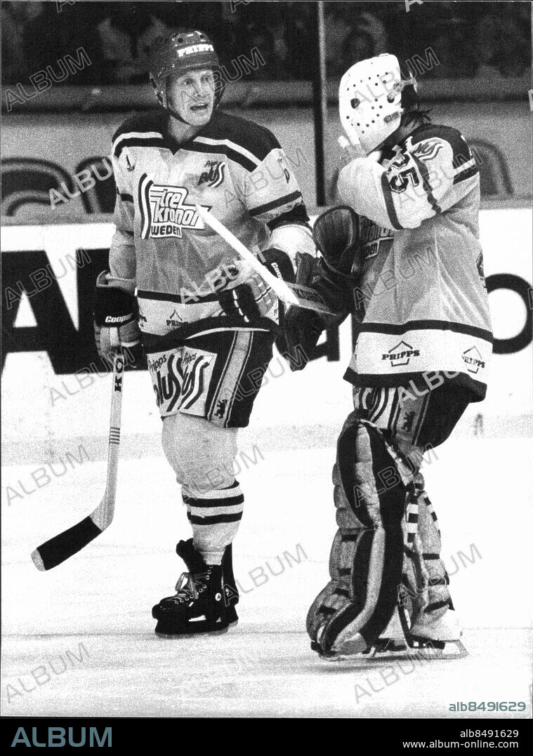 STOCKHOLM 1981-08-??. Ishockeyspelarna Anders Hedberg (t. v.) och Pelle Lindbergh (t. h.) vid svenska ishockeylandslaget Tre Kronors träning på Johanneshovs Isstadion i Stockholm inför kommande Canada Cup-turneringen.. Foto: Ragnhild Haarstad / SvD / TT / Kod: 11014.