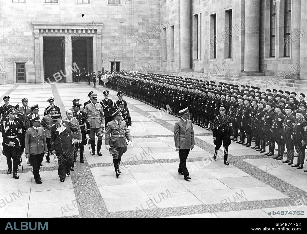 GERMANY BERLIN 1939-04-30. Orig. caption ... THE LEADER EMPHASIS OF THE MEMBERS OF THE MUSTER COMPANIES IN THE NEW REICHSKANZLEI. On the day before May 1, the leader in the mosaic hall of the New Reich Chancellery received the signatures of the model companies to present them with the golden flags of the DAF. After the solemn act, Adolf Hitler abdicates the abortions of the Berlin companies that took place at the Ehrenhof der Neuen Reichskanzlei. To the left of the leader you can see Reichsorganisationsleiter Dr. Ley, Field Marshal Göring, (behind this) Reichsminister Funk, Reichsminister Dr. Goebbels, Reichsführer-SS Himmler. Photo: Scherl Bilderdienst / AB Text & Bilder / SVT / Code: 5600 Folder: 1st May in Germany 1937-39 2694 D In a row persons: ADOLF HITLER; ROBERT LEY; HERMANN GÖRING; WALTHER FUNK; JOSEPH GOEBBELS; HEINRICH HIMMLER sites : BERLIN; GERMANY.