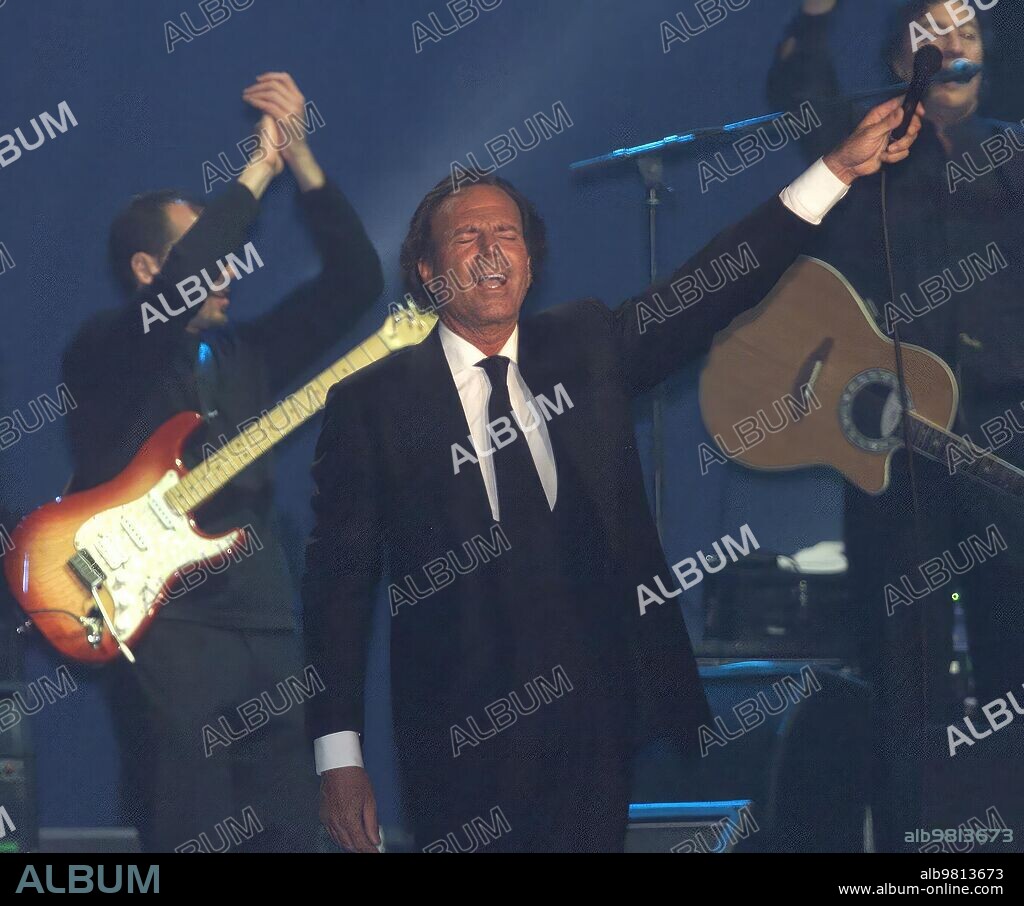 Madrid, 18/09/2001. Julio Iglesias en el último concierto de su gira «Noche de cuatro lunas» en la madrileña plaza de toros de Las Ventas.