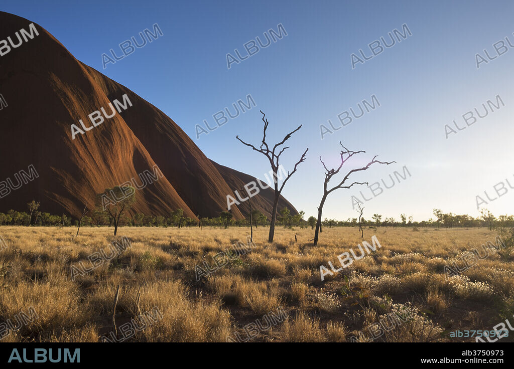 Uluru (Ayers Rock), Uluru-Kata Tjuta National Park, UNESCO World Heritage Site, Northern Territory, Australia, Pacific.
