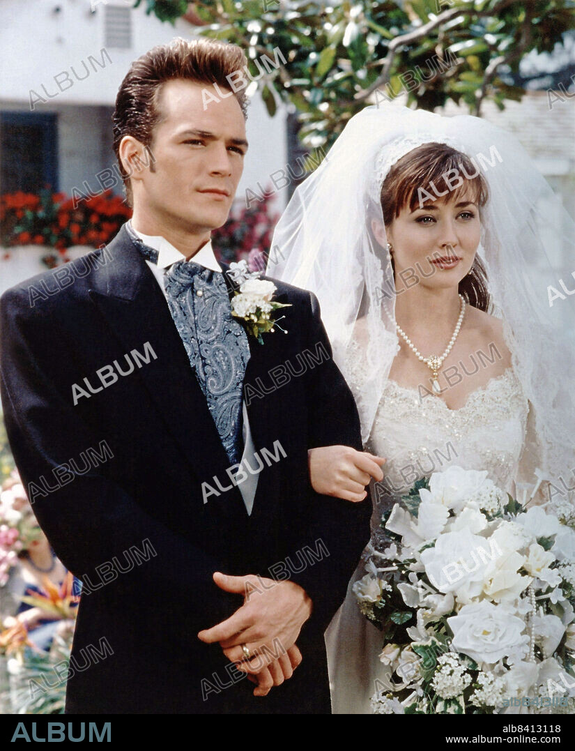 LUKE PERRY y SHANNEN DOHERTY en SENSACIÓN DE VIVIR, 1990 (BEVERLY HILLS,90210), dirigida por DANIEL ATTIAS, DAVID SEMEL, JASON PRIESTLEY y MICHAEL LANGE. Copyright Spelling Television / 90210 Productions.