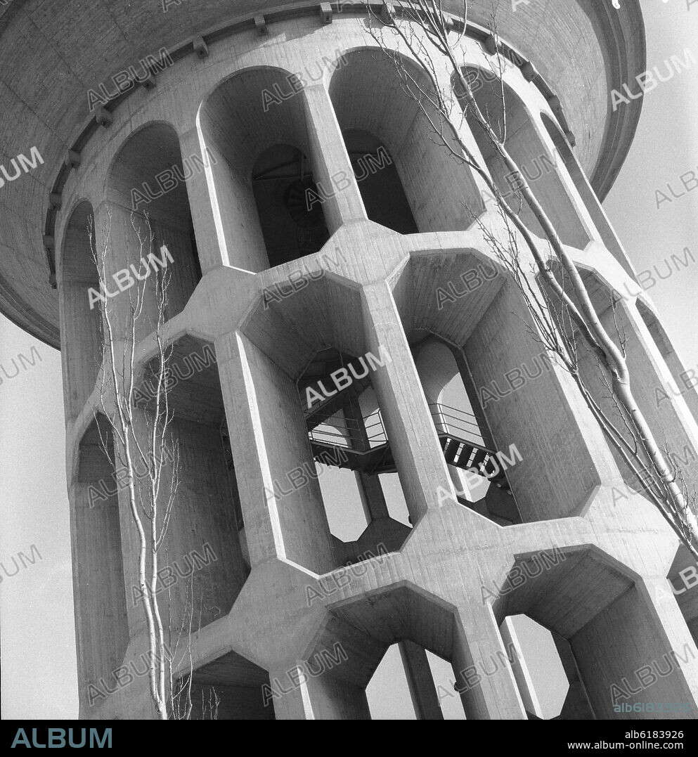 DEPOSITO DE AGUA DEL CANAL DE ISABEL II EN LA PLAZA DE CASTILLA - FOTOGRAFIA EN BLANCO Y NEGRO - AÑOS 60.