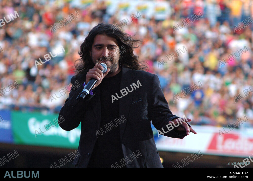 17 / 06 / 2006; Estadio Vicente Calderon. Madrid. Antonio Orozco durante el concierto.