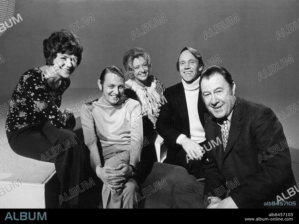 1972.. Orig. bildtext... Halvsju 1972 Gun Hägglund, Lars Widding, Karin Falck, Lennart Swahn och Karl-Axel Sjöblom. Anm. Programledare Producenter KAS Författare Polotröjor CD308 persons: KARL-AXEL SJÖBLOM;LARS WIDDING;LENNART SWAHN;KARIN FALCK;GUN HÄGGLUND sites: SVERIGE.