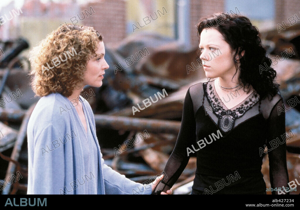 AMY IRVING et EMILY BERGL dans THE RAGE: CARRIE 2, 1999, réalisé par KATT SHEA. Copyright UNITED ARITSTS / FARMER, JON.