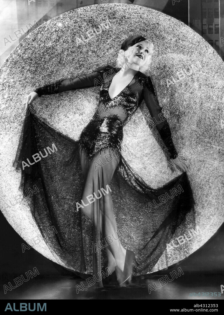 GINGER ROGERS en VAMPIRESAS, 1933 (GOLD DIGGERS OF 1933), dirigida por MERVYN LEROY. Copyright WARNER BROTHERS.