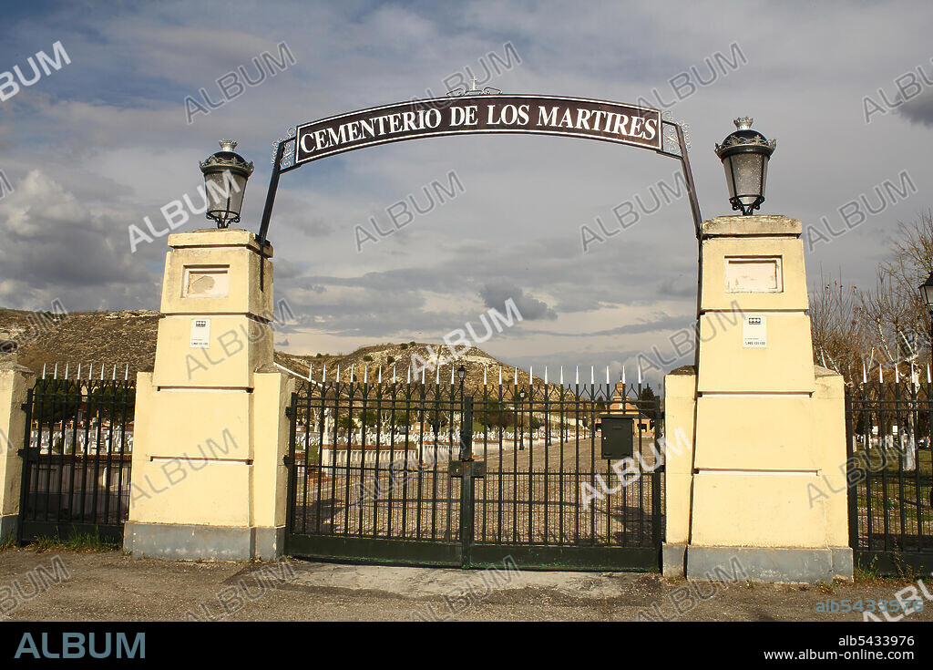 Cementerio de los Mártires de Paracuellos de Jarama, en Madrid. Este cementerio está formado por varias fosas comunes en las que fueron sepultados miles de personas asesinadas por el bando republicano en el otoño de 1936, durante la Guerra Civil Española. Los asesinados lo fueron por motivos tales como ser católicos, monárquicos, derechistas, falangistas, militares o empresarios.