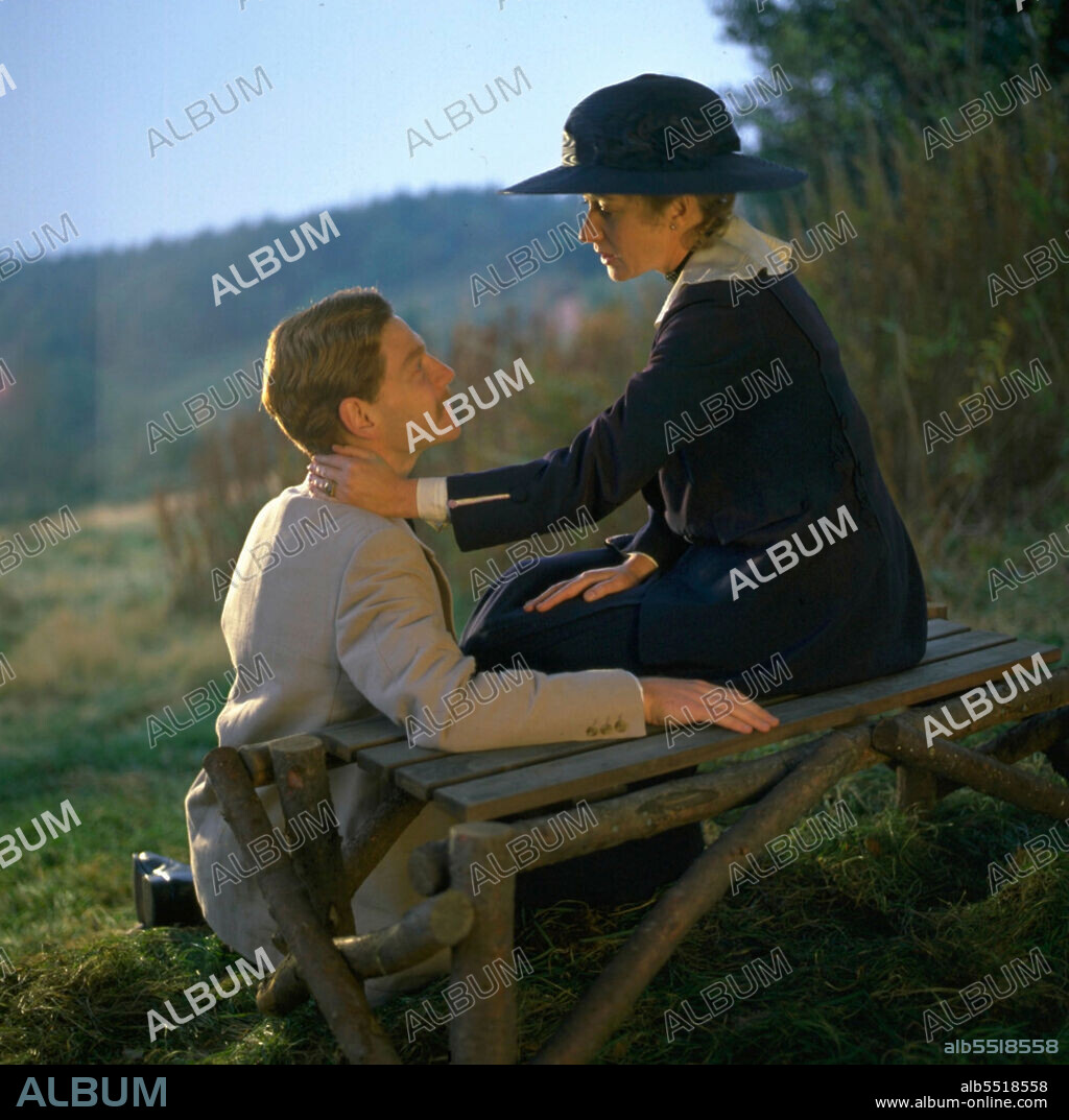 HELEN MIRREN and KENNETH BRANAGH in COMING THROUGH, 1988, directed by PETER BARBER-FLEMING. Copyright CENTRAL INDEPENDENT TELEVISION.