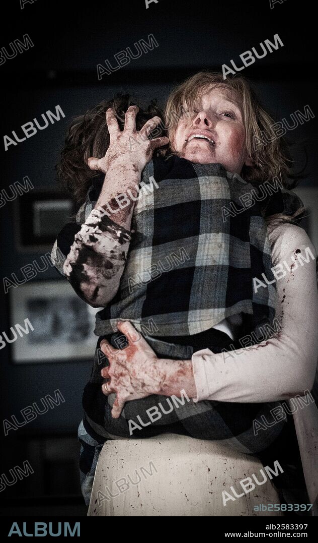 ESSIE DAVIS and NOAH WISEMAN in THE BABADOOK, 2014, directed by JENNIFER KENT. Copyright CAUSEWAY FILMS/SMOKING GUN PRODUCTIONS.