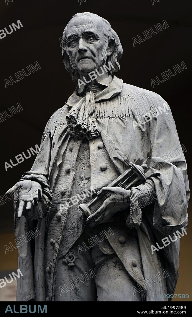 VOLTA, Alessandro, conde de (Como,1745-Como,1827) Físico italiano. En 1775 inventó el electróforo, en 1776 el eudiómetro, y en 1778 descubrió el gas metano. En 1799 inventó la pila de su nombre, primer generador eléctrico no electrostático. Escultura. Universidad de Pavia. Lombardia. Italia.