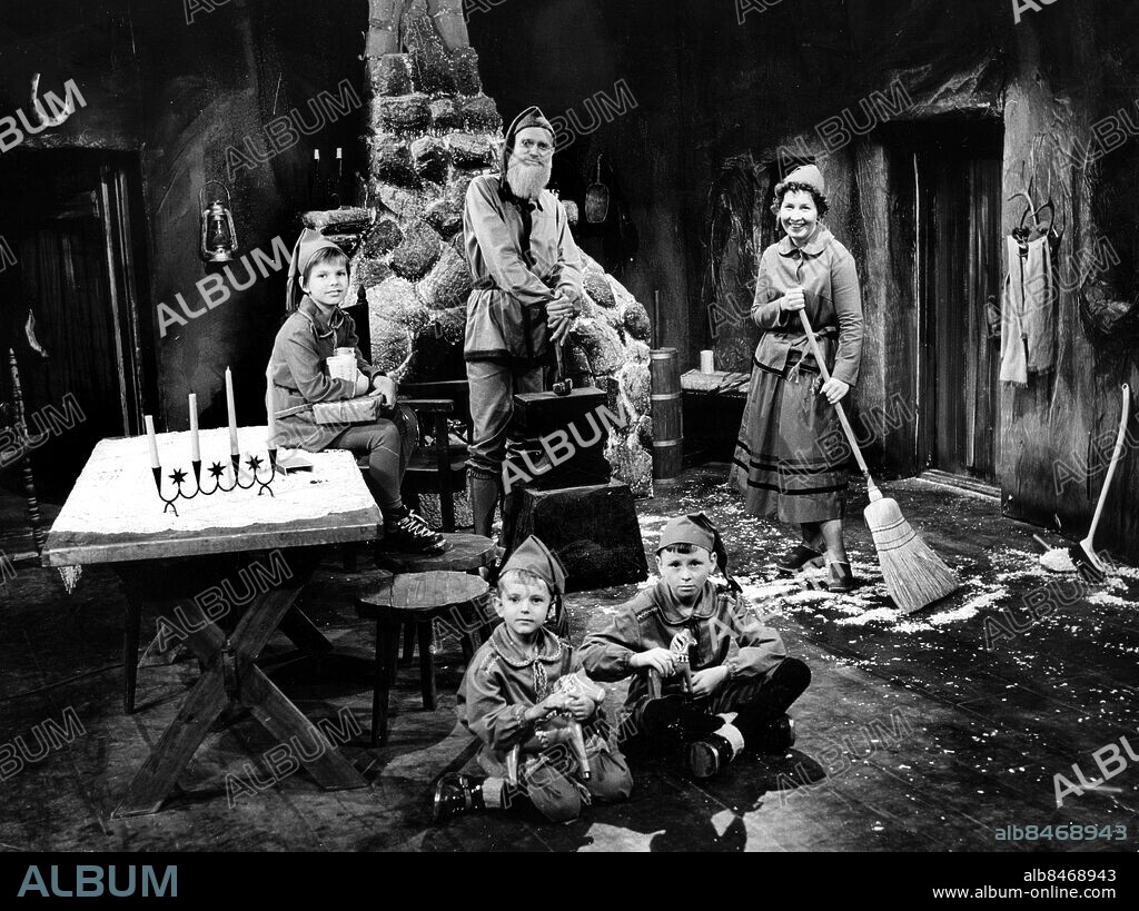 TV Julkalendern 1962.. På golvet tv Dan Hylander och Christer Borglin. På bordet Åsa Schönberg, Tomtetar heter Börje Persson och mor Gunnel Nilsson.. (c) Sydsvenskan / IBL Bildbyrå.