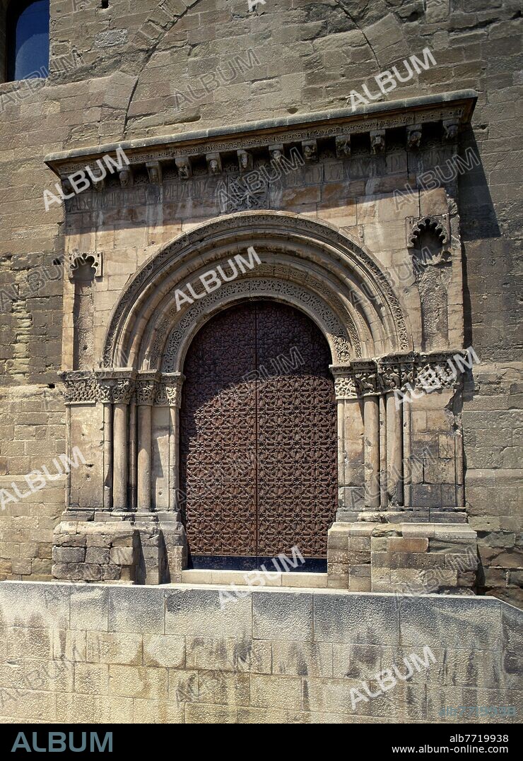EXT-SANTA MARIA LA ANTIGUA- MANDADA CONSTRUIR EN 1203 POR EL OBISPO GOMBALDO-PUERTA DE LA ANUNCIATA.