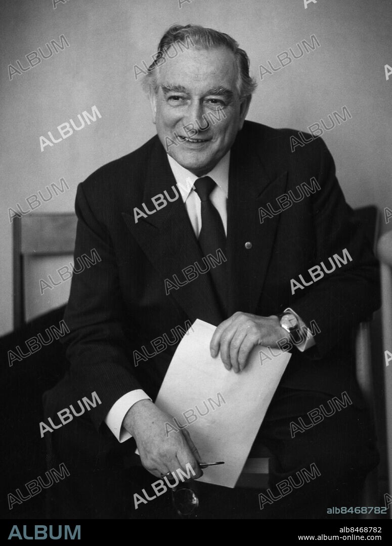 ARKIV 19551226.. Elof Ahrle, skådespelare och filmregissör, medverkar i radioprogrammet "Puzzlet" som sändes den 26/12 1955. Foto: Bertil S-son Åberg / SVT Bild / Kod: 5600. RiR sv/v 12357 . RiR nr. 38/68. Mapp: Ahrle, Elof se även Birgit Rosengren.