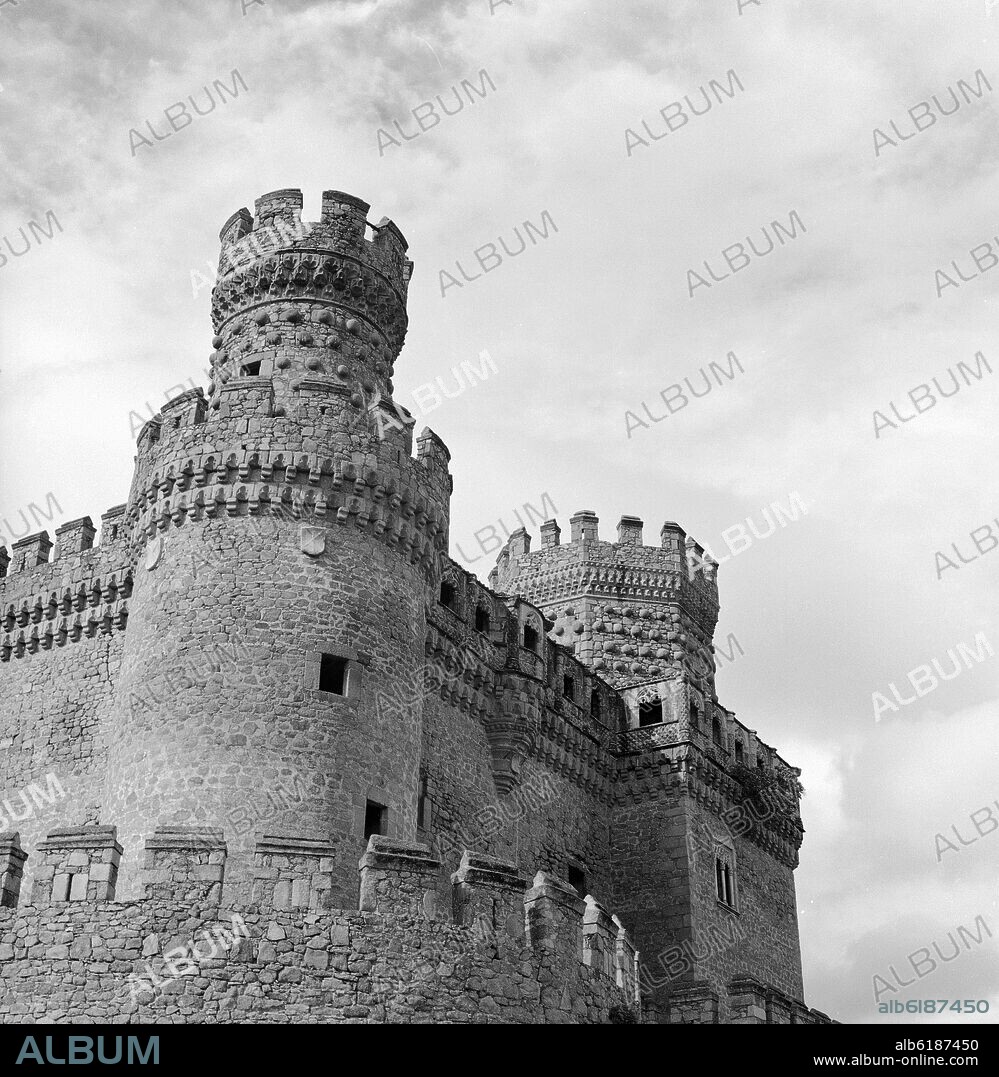 JUAN GUAS. TORRES ALMENADAS DEL CASTILLO DE MANZANARES EL REAL - SIGLO XV - FOTOGRAFIA EN BLANCO Y NEGRO - AÑOS 60.