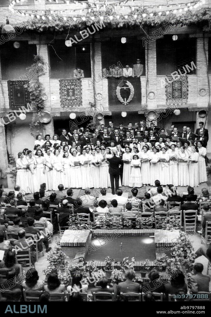 July 1946. The choral mass of education and rest of Madrid in full concert in the charcoal corral on the occasion of the Holidays.