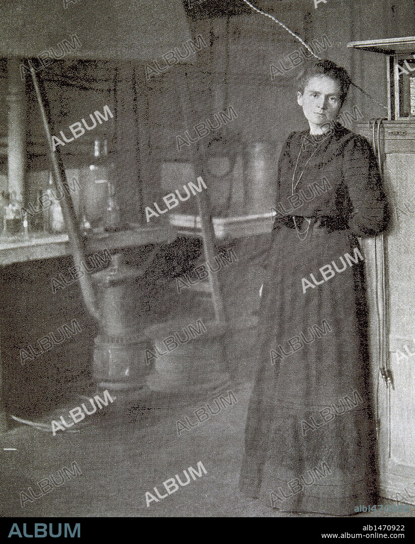 CURIE, Marie (Warsaw, 1867-Sancellemoz, 1934). French physicist. Along with her husband, Pierre Curie discovered radium in 1898 and received the Nobel Prize for Physics in 1903 and for Chemistry in 1911. It was the first woman to occupy a position in higher education (1906). Marie Curie in their laboratory. "L'Illustration", 1911.