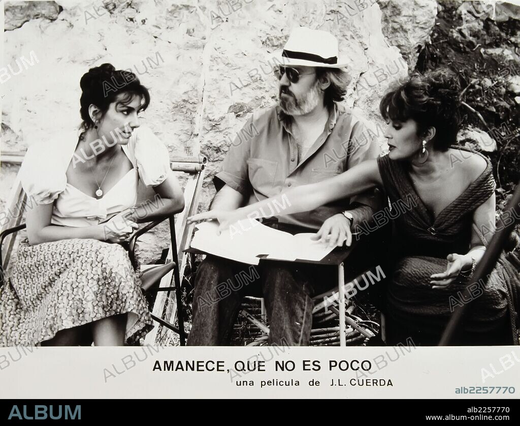 PELICULA : AMANECE QUE NO ES POCO , 1988. JOSE LUIS CUERDA. DIRECTOR DE CINE ESPAÑOL , ALBACETE 1947-. FOTO DURANTE EL RODAJE DE " AMANECE QUE NO ES POCO " JUNTO A LAS ACTRICES PASTORA VEGA Y FEDRA LORENTE.