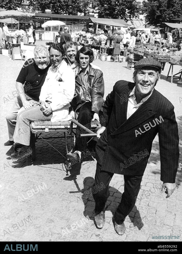 MALMÖ 1973-03-13.. Nisse Ahlroth vid inspelningen av N.P. Möller, fastighetsskötare. Här drar han Åke Whilny, Frank Andersson, Håkan Ersgård och Jacques Werup. Foto: Ingemar Thunberg / Skånereportage / IBL Bildbyrå / TT / Kod: 36100.
