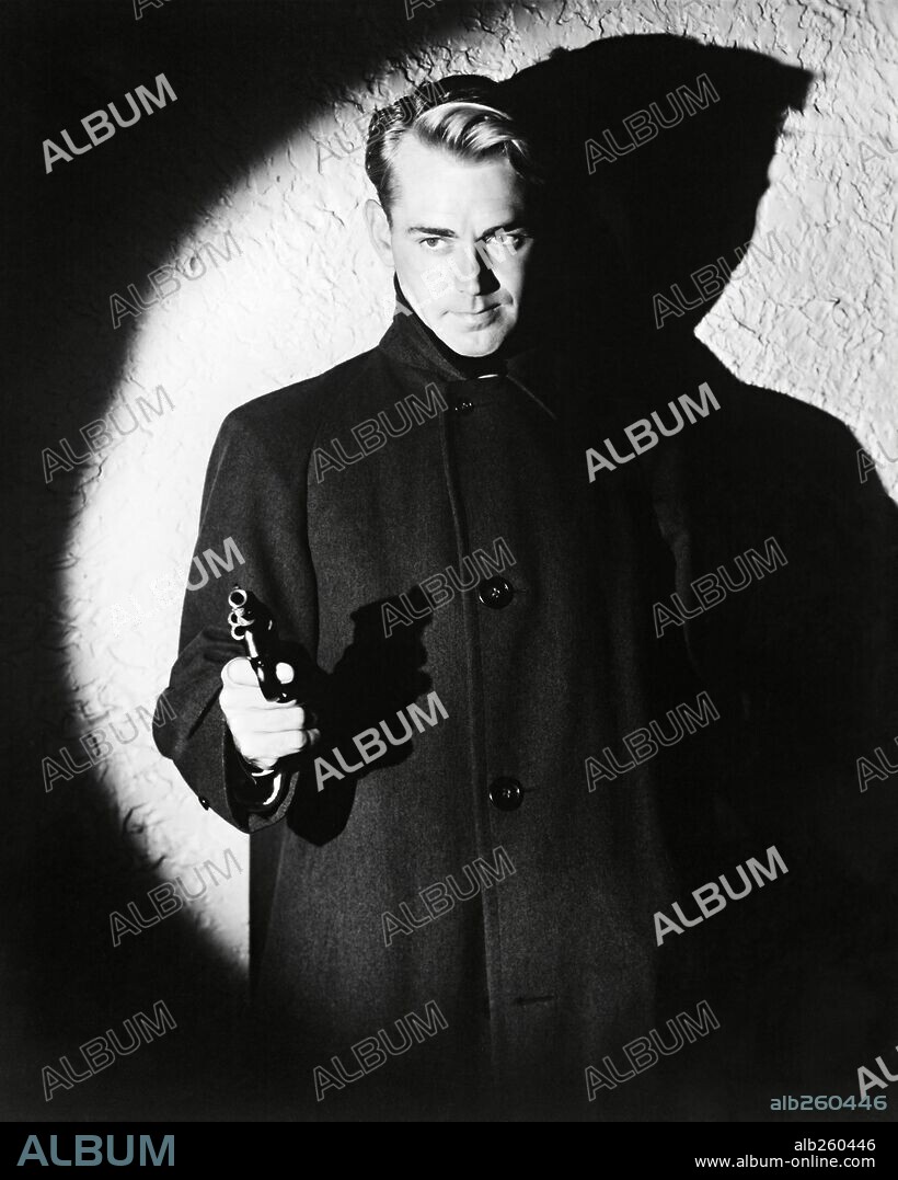 ALAN LADD en EL CUERVO, 1942 (THIS GUN FOR HIRE), dirigida por FRANK TUTTLE. Copyright PARAMOUNT PICTURES.