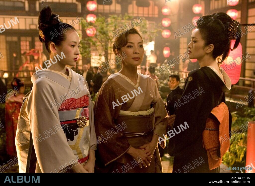 LI GONG, MICHELLE YEOH and ZIYI ZHANG in MEMOIRS OF A GEISHA, 2005, directed by ROB MARSHALL. Copyright COLUMBIA PICTURES / JAMES, DAVID.