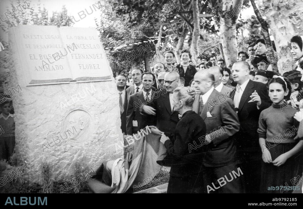 Septiembre 1955. Homenaje A Fernández Flórez En "el bosque Animado". La madre del ilustre escritor y académico de la real Academia, D. Wenceslao Fernández Flórez, Descubre el monolito Que, en honor del autor De "el bosque Animado", ha Sido Erigido en la fraga de Cecebre, escenario de los Principales Pasajes de su Famosa Novela. Foto: blanco.