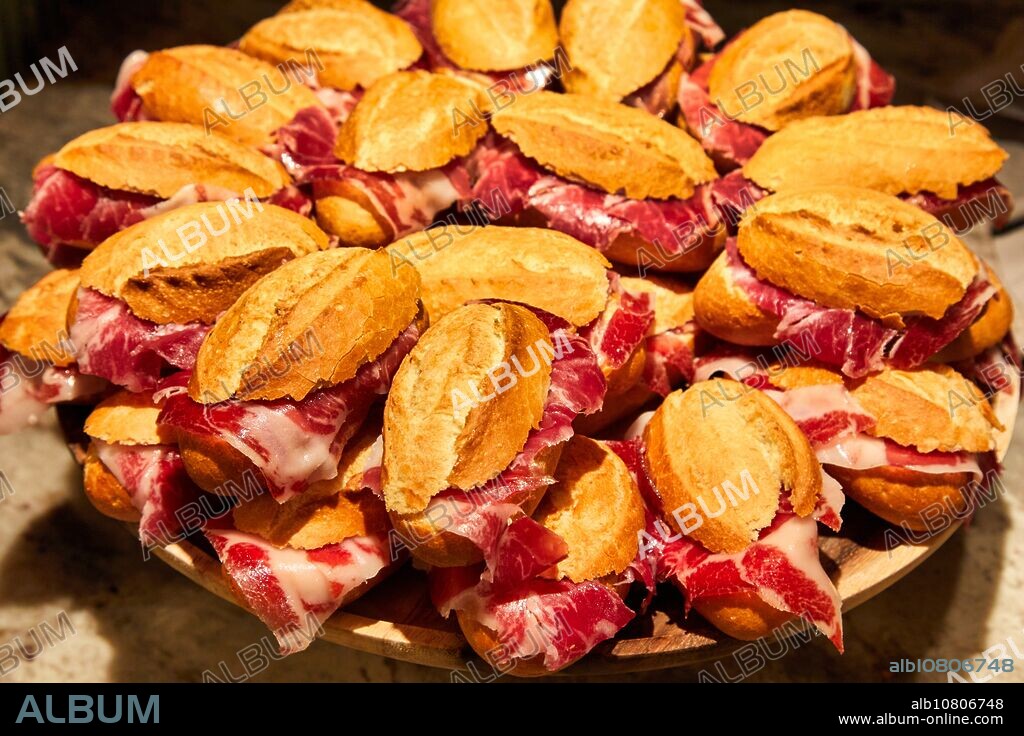 Bocadillo de jamón, Pintxos, Parte Vieja, Donostia, San Sebastian, Pais Vasco, España.