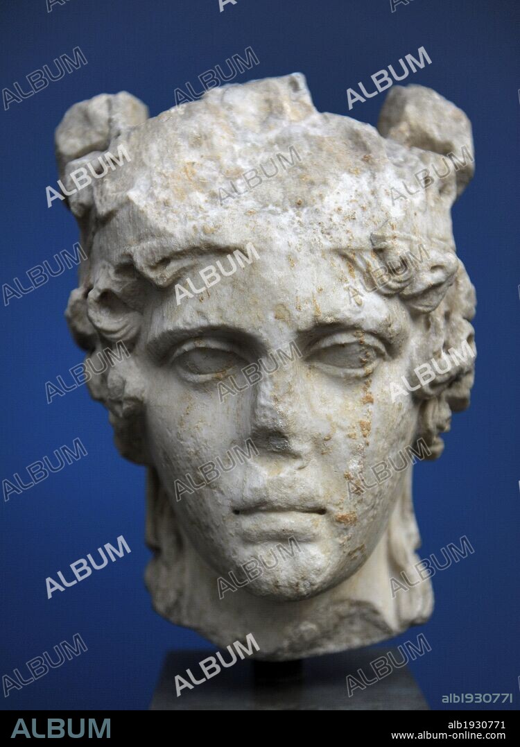 ARTE GRIEGO. GRECIA. CABEZA de la ATENEA PARTHENOS. Amelia, Italia, 100-150 d. C. Copia romana del original griego de Fídeas del Partenón de la Acrópolis de Atenas. Museo Carlsberg Glyptotek. Copenhague. Dinamarca. Norte Europa.