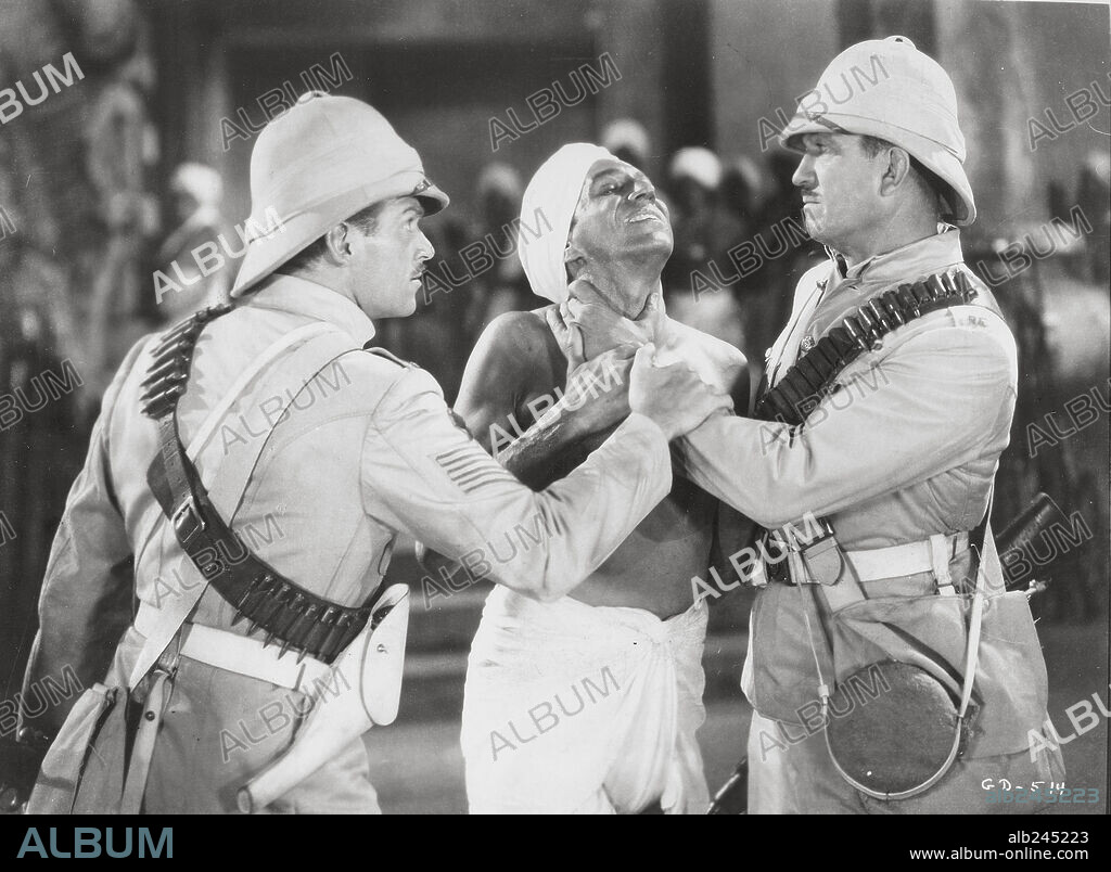 DOUGLAS FAIRBANKS JR., SAM JAFFE et VICTOR McLAGLEN dans GUNGA DIN, 1939, réalisé par GEORGE STEVENS. Copyright RKO.