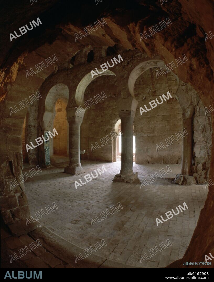 NAVE CON ARCOS DE HERRADURA VISTA A TRAVES DE ARCO - MOZARABE - SIGLO X.