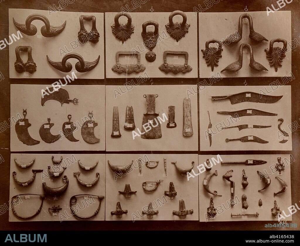 Colección de objetos de bronce griegos: fíbulas, cuchillos, alfileres, espátulas … (654).