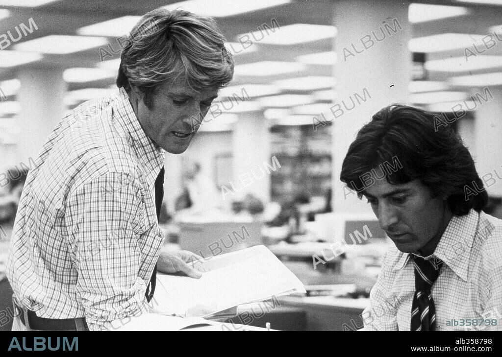 DUSTIN HOFFMAN and ROBERT REDFORD in ALL THE PRESIDENT'S MEN, 1976, directed by ALAN J. PAKULA. Copyright WARNER BROTHERS.